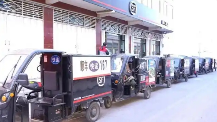 朔州：快递小哥奔跑送年味